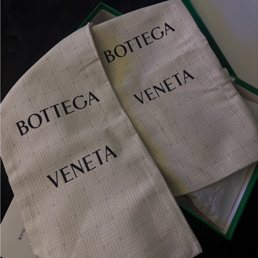 Bottega Veneta Green Gift Box with White Accents - Picture 2 of 10